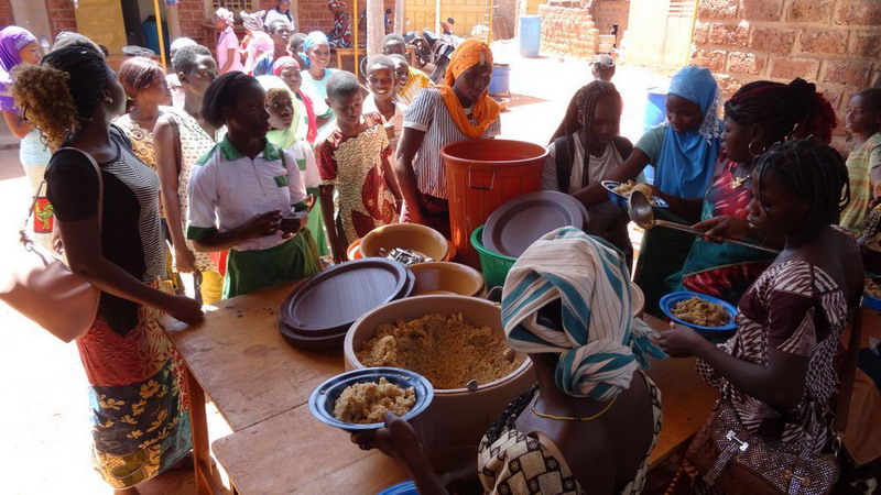 Anstellen zur ersten Essensausgabe