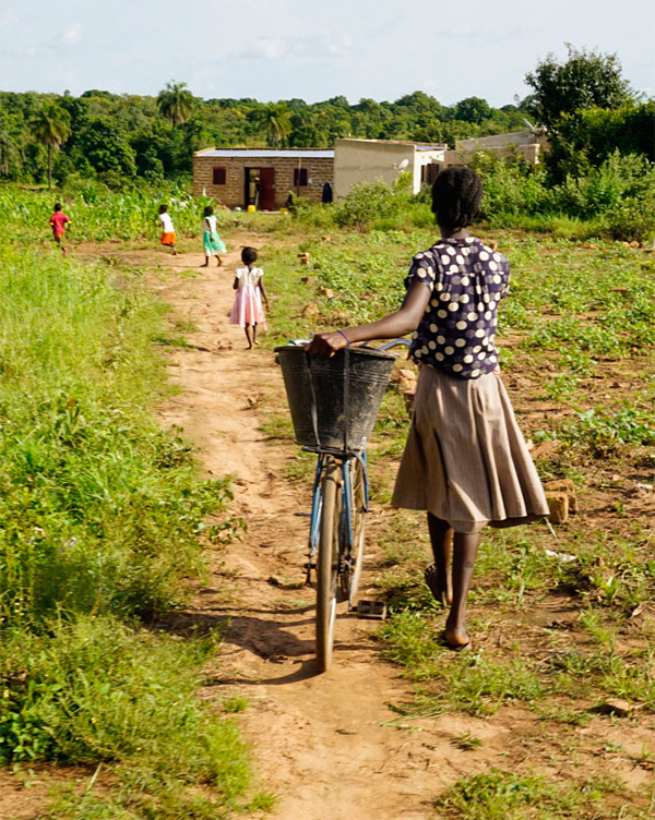 Mädchen auf dem Weg zum Fanga Ausbildungszentrum
