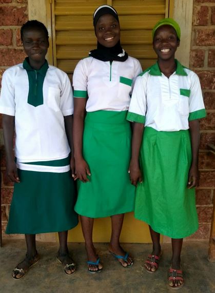 Selbstgenähte Schuluniform