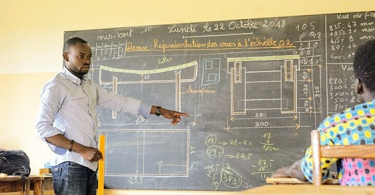 FANGA-Lehrer vor der Tafel